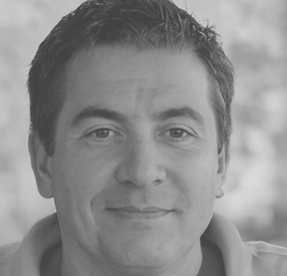 Tilmann Vasterling beim Handel an seinem Arbeitsplatz